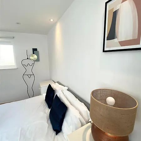 Prime Location- Detached Clifton With Parking *