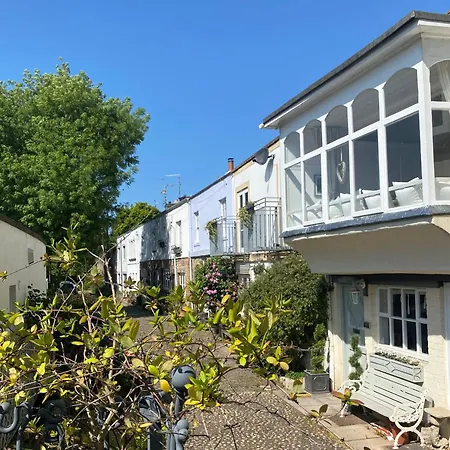Prime Location- Detached Clifton With Parking *