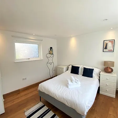 Prime Location- Detached Clifton With Parking *