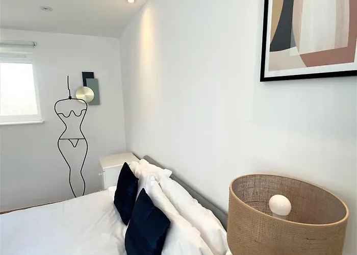 Prime Location! Detached Clifton With Parking *