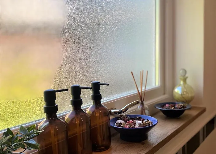 Holiday home Prime Location! Detached Clifton With Parking *