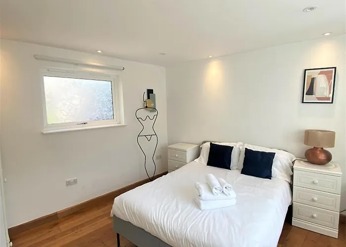 Prime Location! Detached Clifton With Parking *