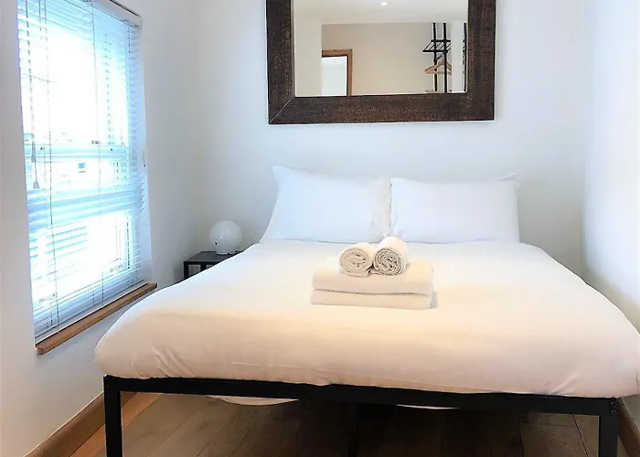 Prime Location! Detached Clifton With Parking