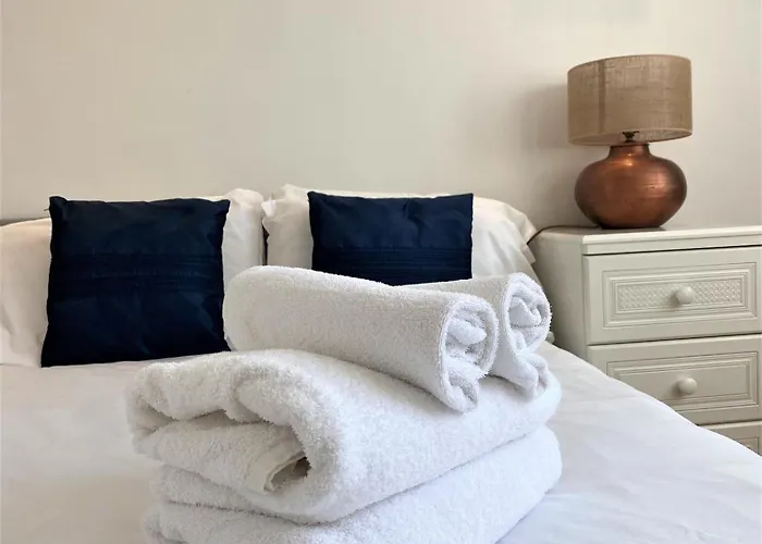 Prime Location! Detached Clifton With Parking *