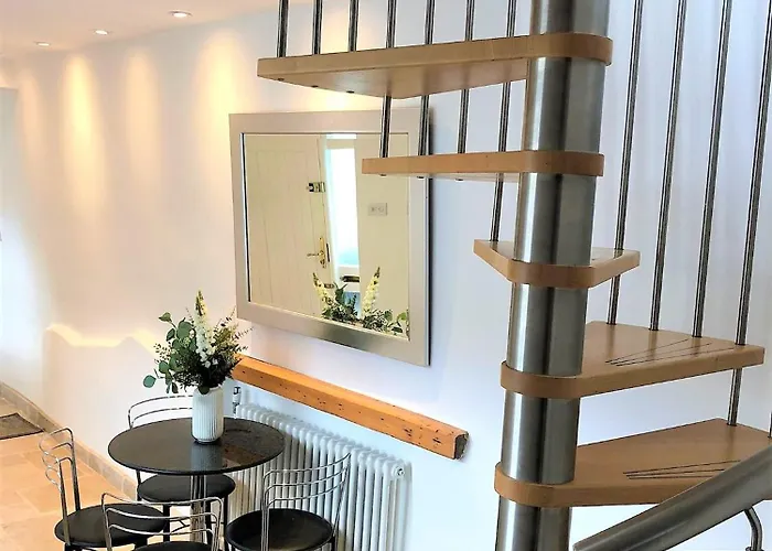 Будинок відпочинку Prime Location! Detached Clifton With Parking *