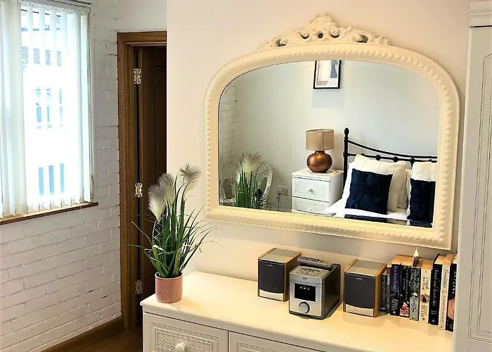 Prime Location! Detached Clifton With Parking *