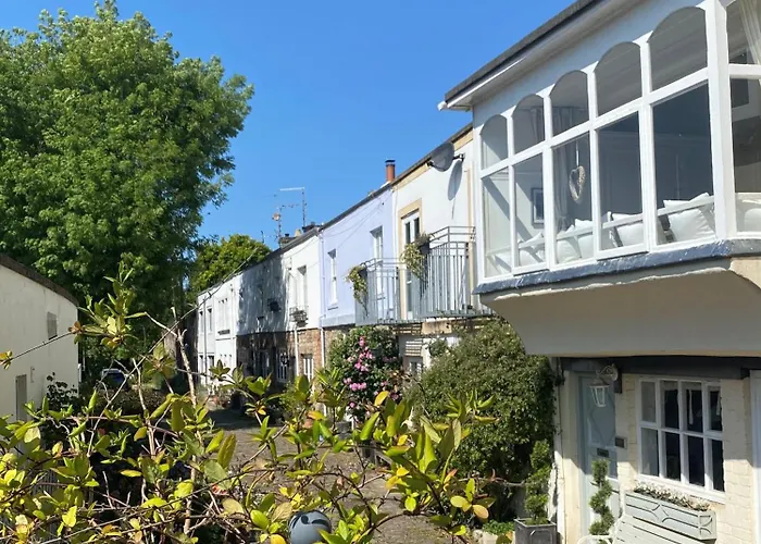 Prime Location! Detached Clifton With Parking *