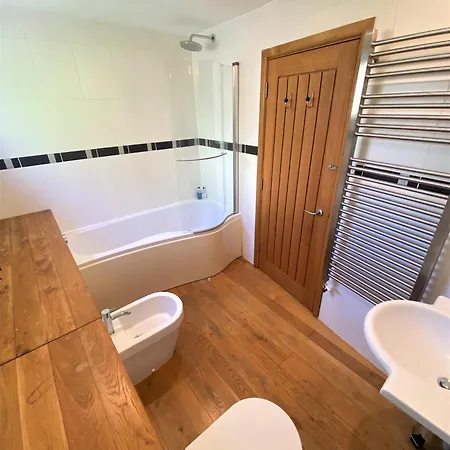 Holiday home Prime Location- Detached Clifton With Parking