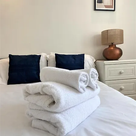 Prime Location- Detached Clifton With Parking *